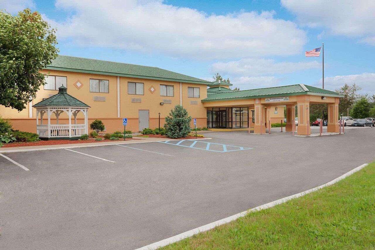 Baymont By Wyndham Latham Albany Airport Hotell Exteriör bild