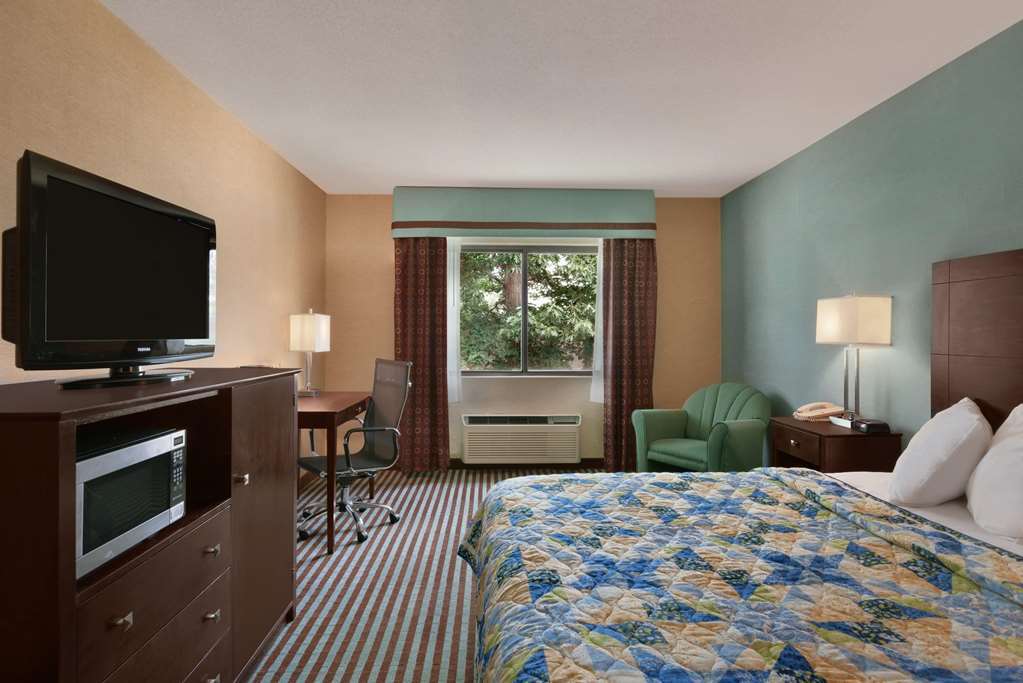 Baymont By Wyndham Latham Albany Airport Hotell Rum bild
